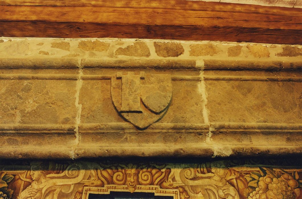 Château fort de Leybros : Chambre du 1er étage, cheminée monumentale, détail du linteau