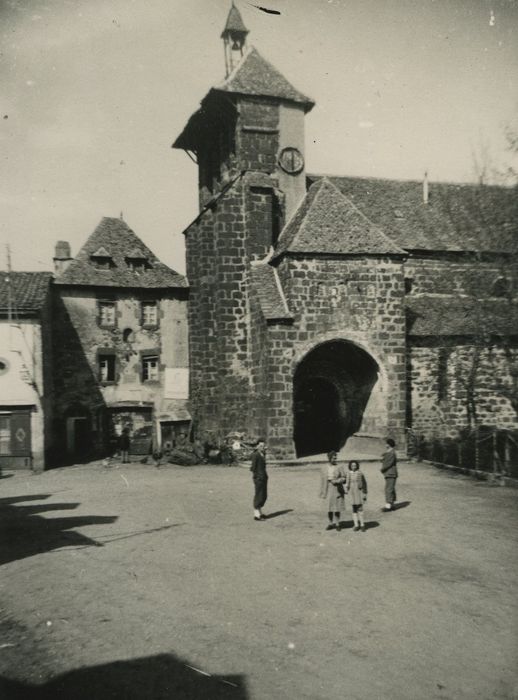 Eglise Saint-Cernin : Porche sud, vue générale