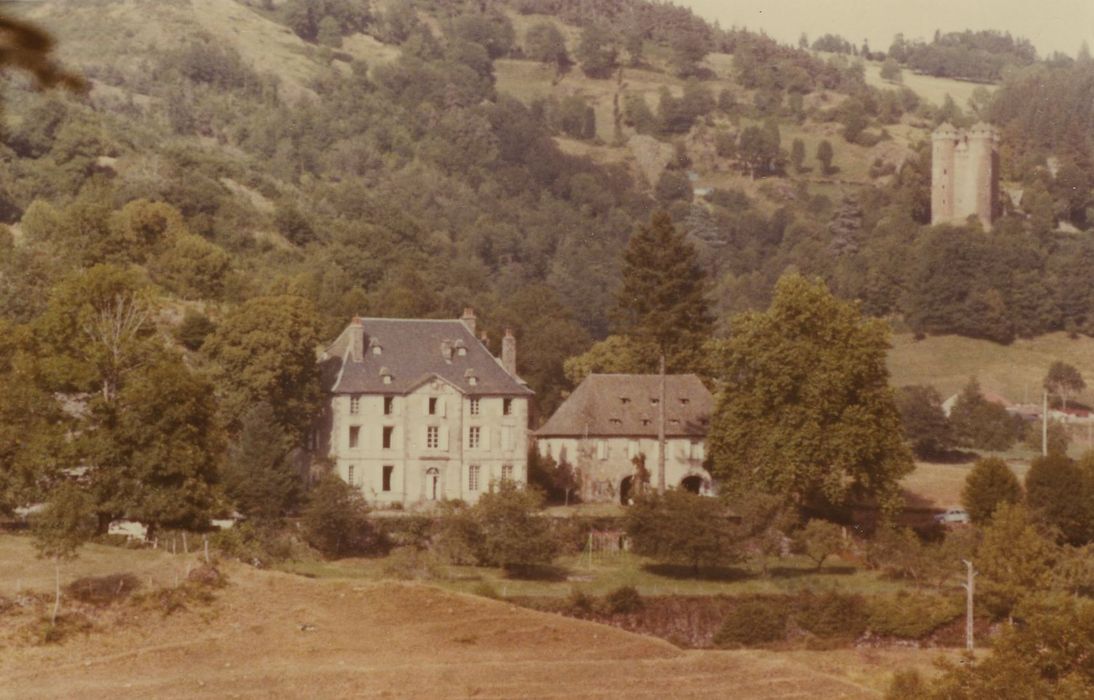 Château de Faussanges : Vue générale du château dans son environnement de le Sud-Ouest