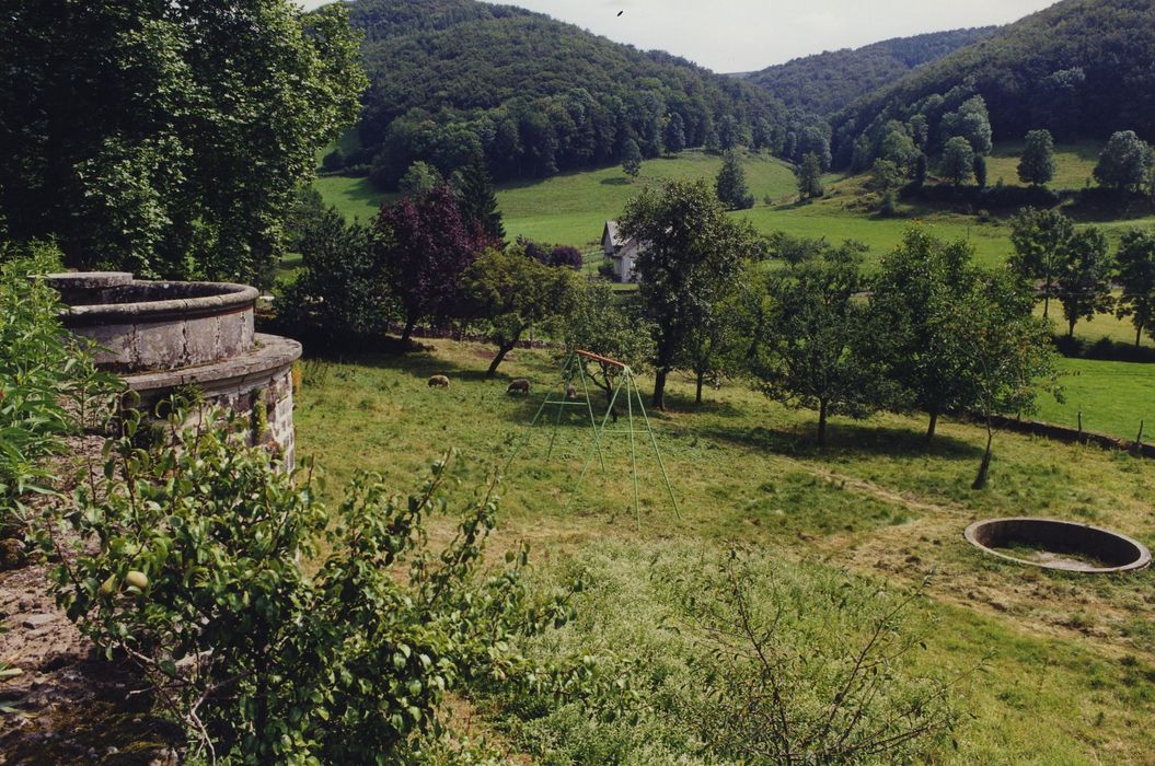 Château de Faussanges : Jardin en contrebas de la terrasse sud, vue partielle