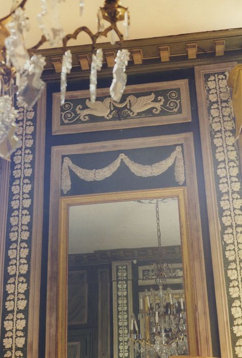 Château de Faussanges : Grand salon, vue partielle d’un trumeau de cheminée