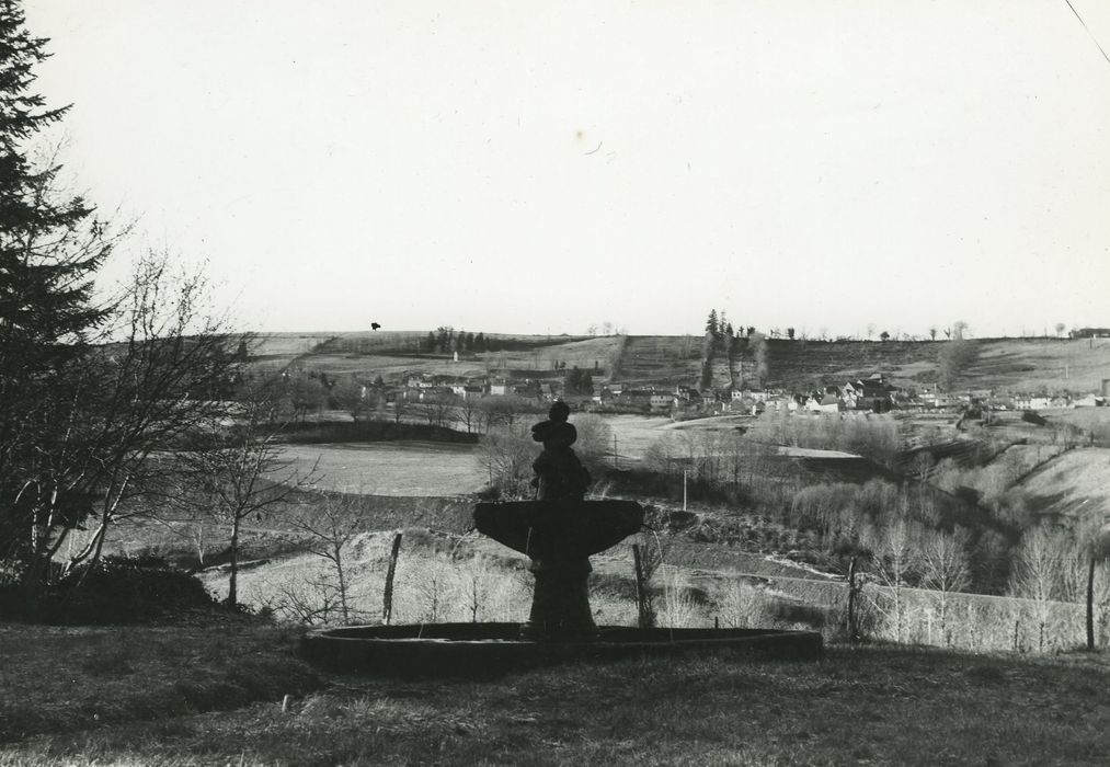 Château du Cambon : Fontaine de la terrasse ouest, vue générale