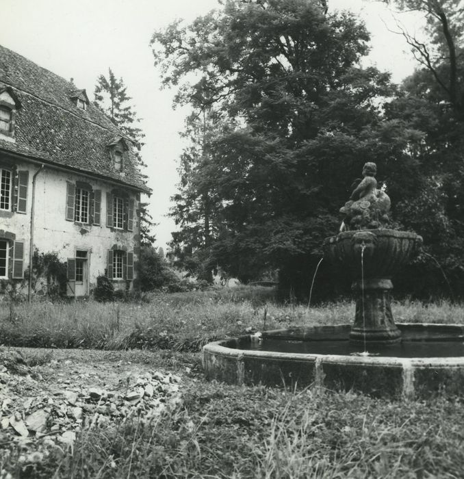 Château du Cambon : Fontaine de la terrasse ouest, vue générale