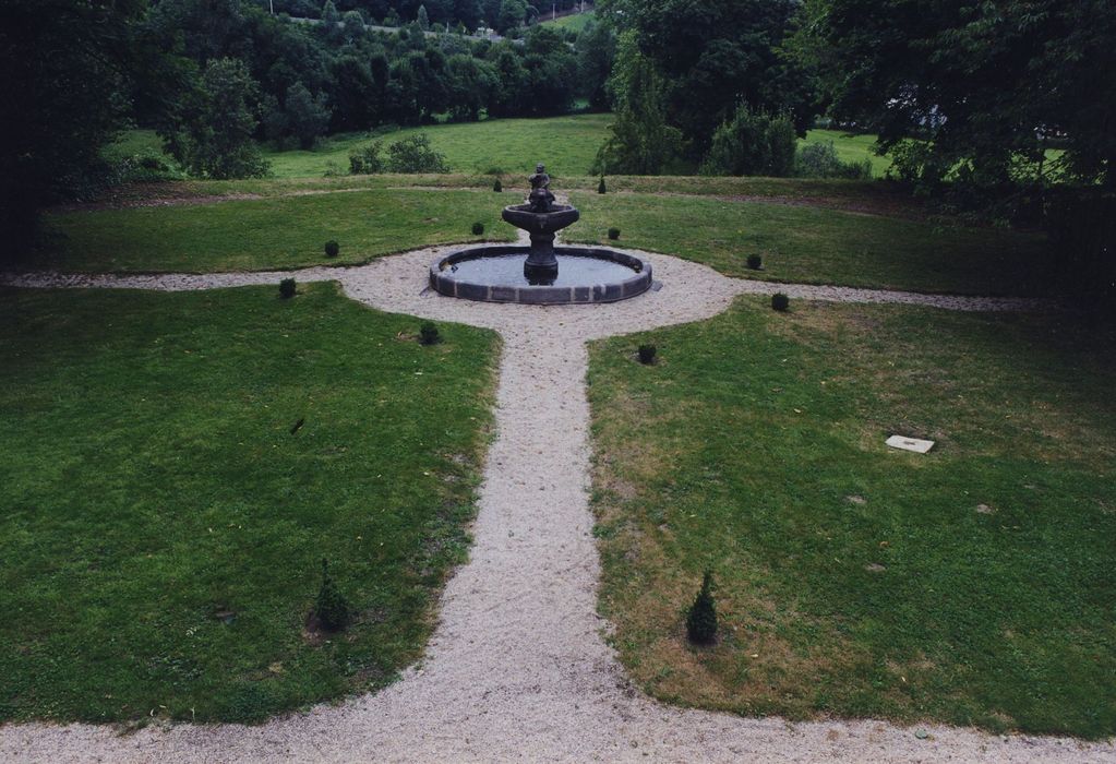 Château du Cambon : Jardins ouest, terrasse supérieure, vue partielle