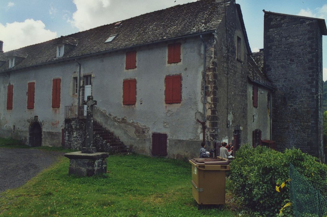 Couvent du chapitre de Saint-Chamant : Façades nord et ouest, vue patielle