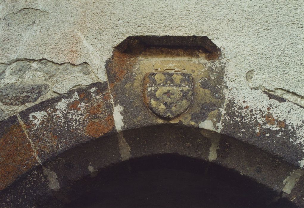 Couvent du chapitre de Saint-Chamant : Passage d’entrée nord, détail de la clef de voûte, blason des Balsac