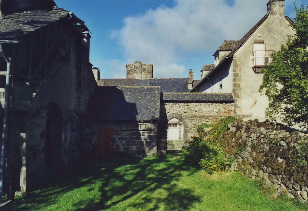 Couvent du chapitre de Saint-Chamant : Ensemble est, emplacement du petit cloître, vue partielle