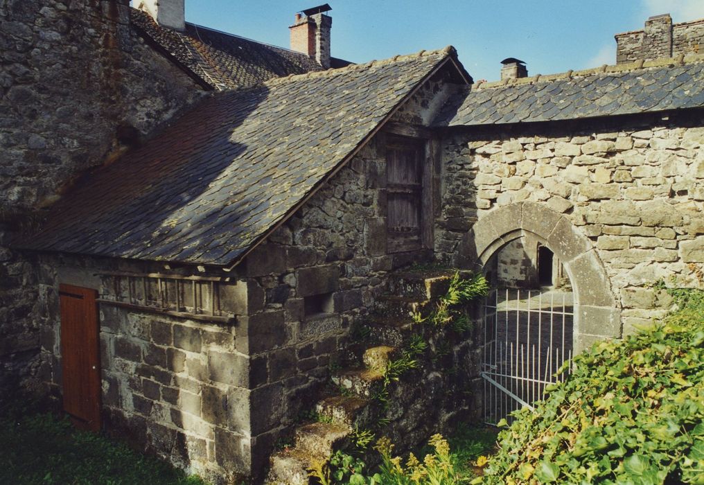 Couvent du chapitre de Saint-Chamant : Entrée orientale du grand cloître, vue partielle