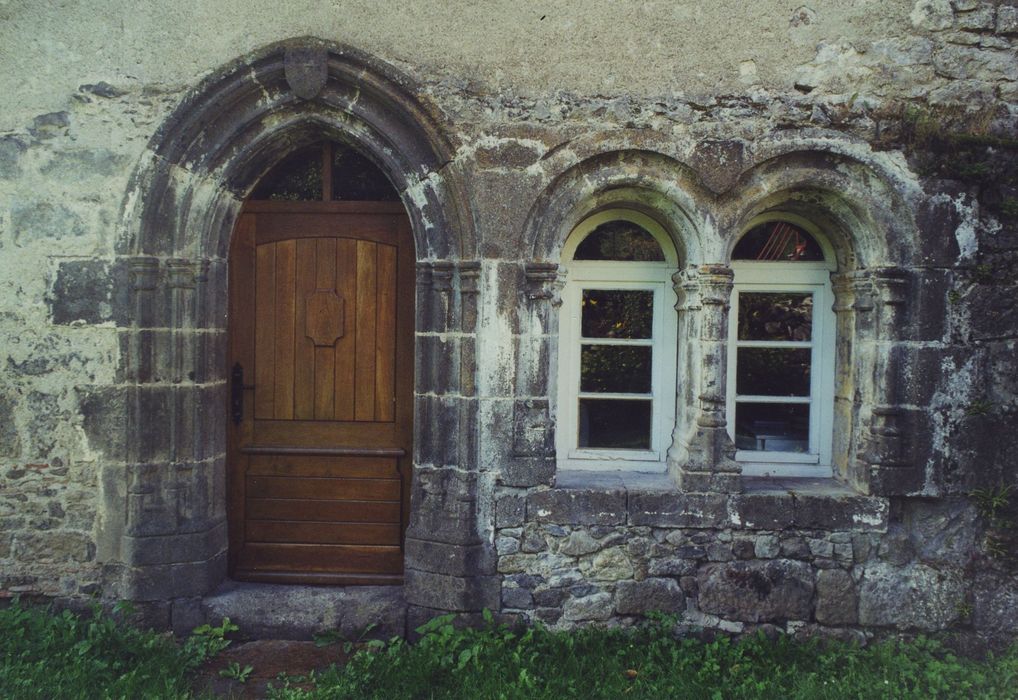 Couvent du chapitre de Saint-Chamant : Bâtiment abritant la salle capitulaire, façade nord, détail des baies et de la porte d’accès