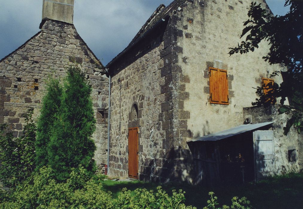 Couvent du chapitre de Saint-Chamant : Bâtiment abritant la salle capitulaire, façades sud et est, vue partielle