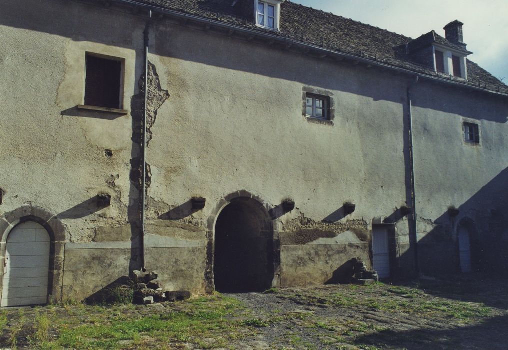 Couvent du chapitre de Saint-Chamant : Grand cloître, façade sud du logis nord, vue générale