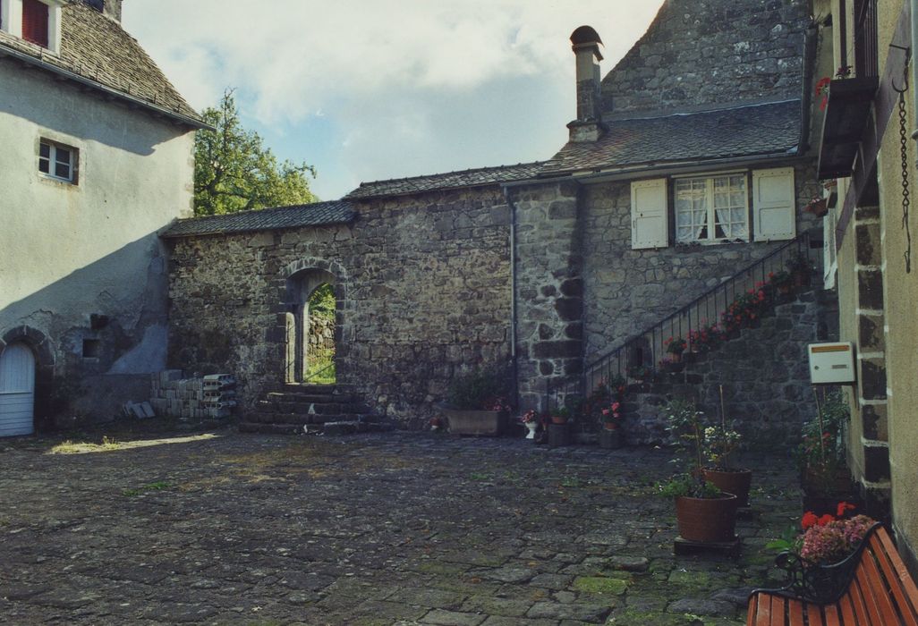 Couvent du chapitre de Saint-Chamant : Grand cloître, clôture est, vue générale