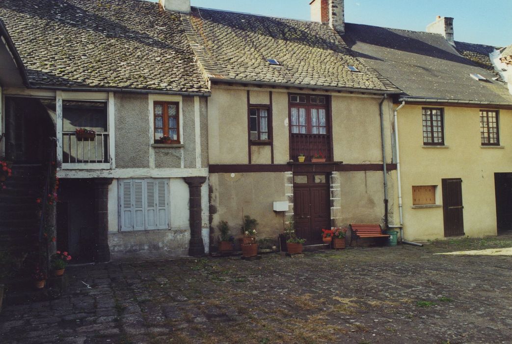 Couvent du chapitre de Saint-Chamant : Grand cloître, façade nord des logis sud, vue générale