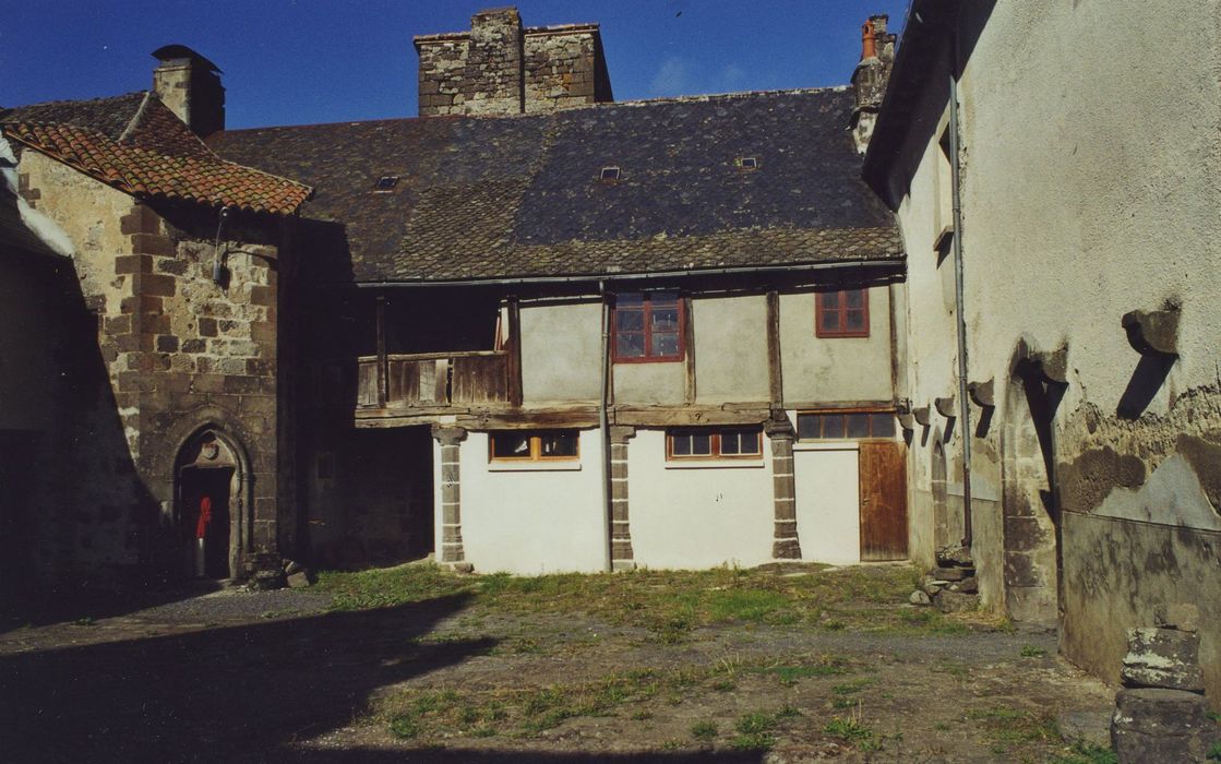 Couvent du chapitre de Saint-Chamant : Grand cloître, tourelle d’escalier sud-ouest, élévations est et sud des logis ouest et nord, vue générale