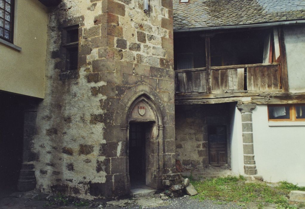 Couvent du chapitre de Saint-Chamant : Grand cloître, tourelle d’escalier, vue partielle