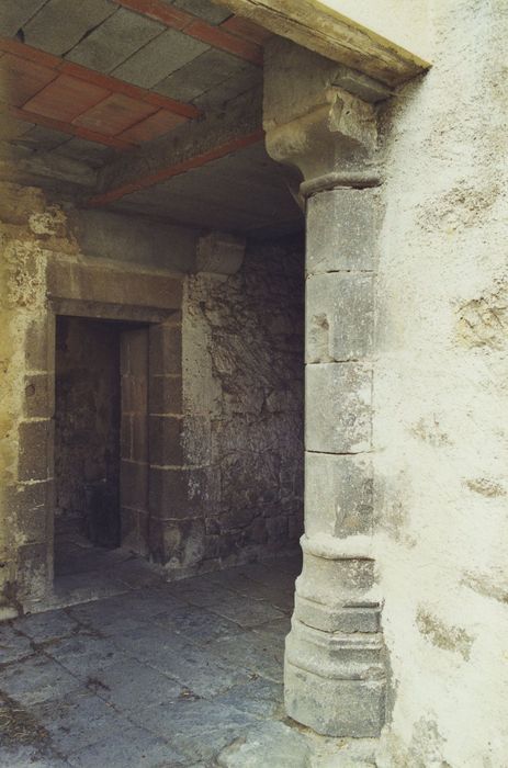 Couvent du chapitre de Saint-Chamant : Détail de l’entrée du passage reliant le grand cloître aux jardins sud