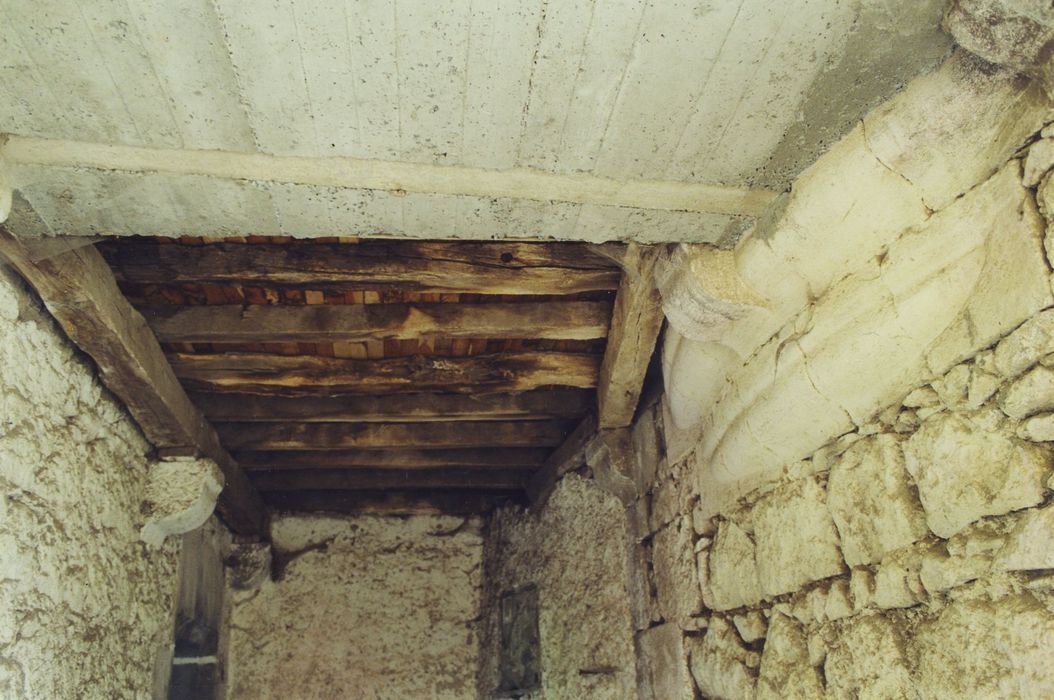 Couvent du chapitre de Saint-Chamant : Passage sud-ouest, détail de l’encorbellement de l’escalier supérieur d’accès menant à l’ancienne horloge