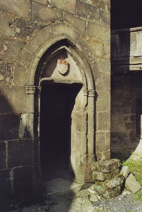 Couvent du chapitre de Saint-Chamant : Grand cloître, porte d’accès à la tourelle d’escalier, vue générale