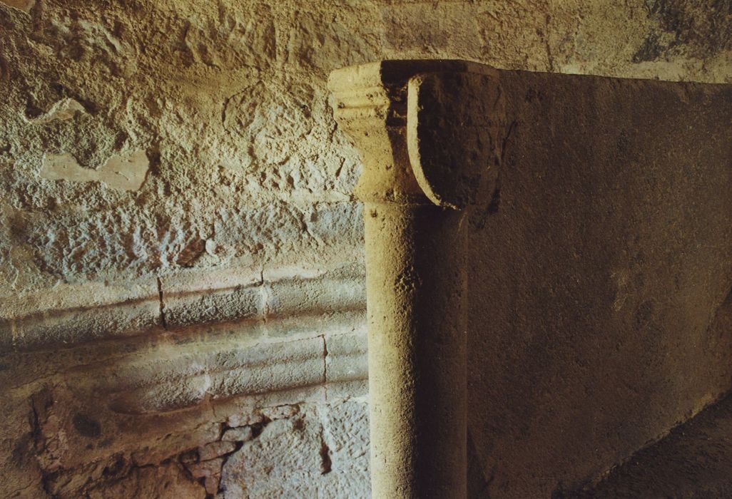 Couvent du chapitre de Saint-Chamant : Escalier à vis, détail du garde-corps sommital frappé du blason des Balsac