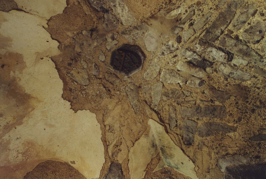 Couvent du chapitre de Saint-Chamant : Escalier à vis, détail de la voûte d’arête