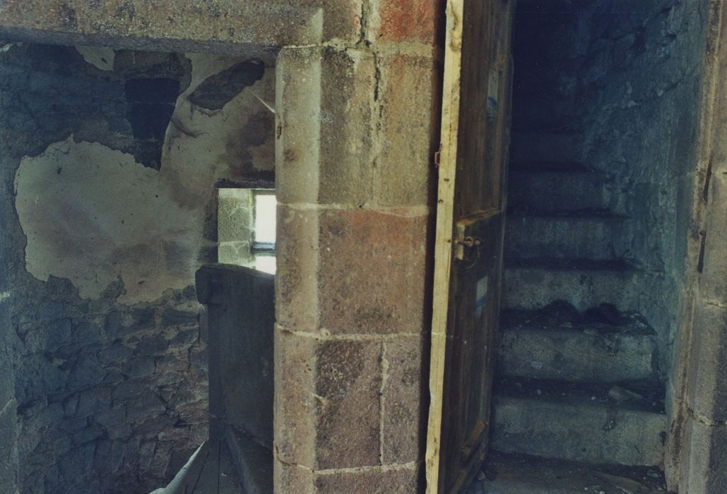 Couvent du chapitre de Saint-Chamant : Escalier à vis, sommet de l’escalier et départ de l’escalier de l’horloge