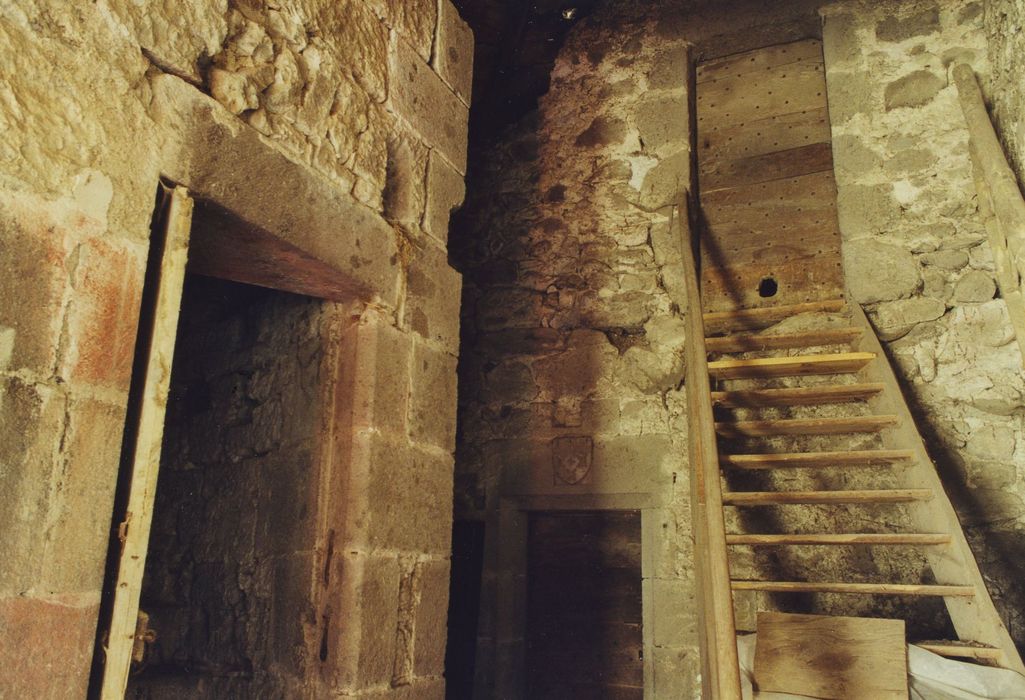 Couvent du chapitre de Saint-Chamant : Galerie haute avec escalier d’accès au grenier, vue générale