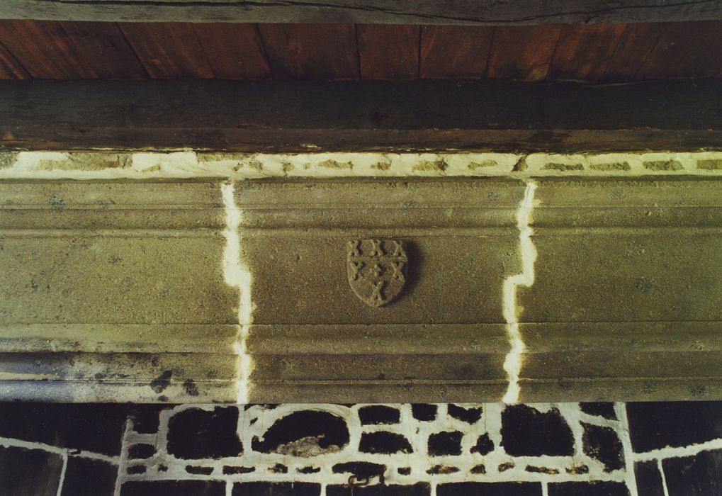 Couvent du chapitre de Saint-Chamant : 1er étage, logis nord-ouest, chambre du chanoine, cheminée monumentale, détail du linteau