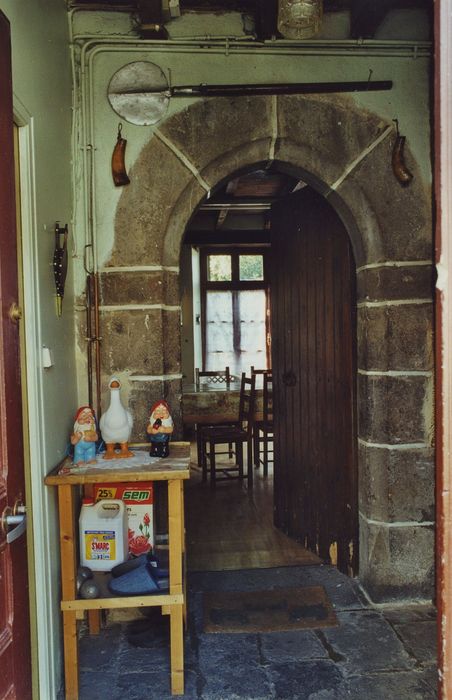 Couvent du chapitre de Saint-Chamant : Logis sud, détail d’une ancienne porte donnant sur la galerie du cloître