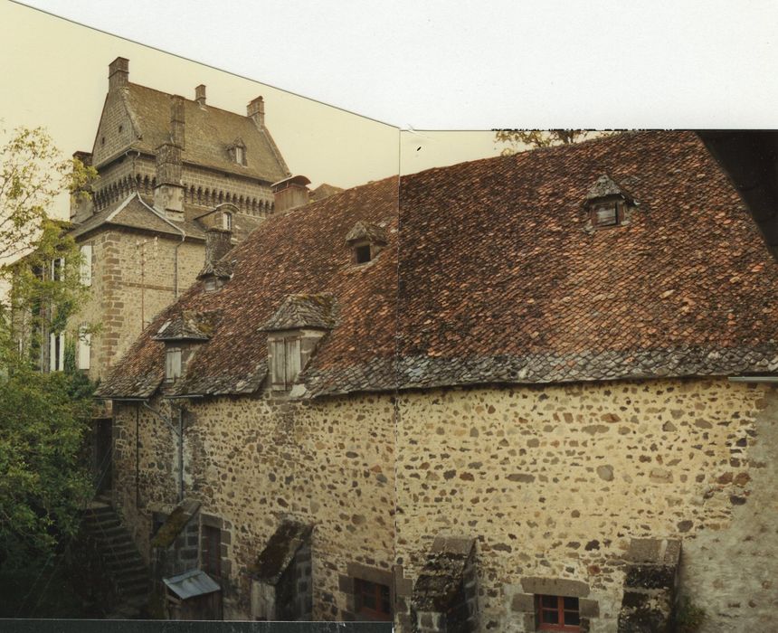 Château de Saint-Chamant : Communs, façade est, vue partielle