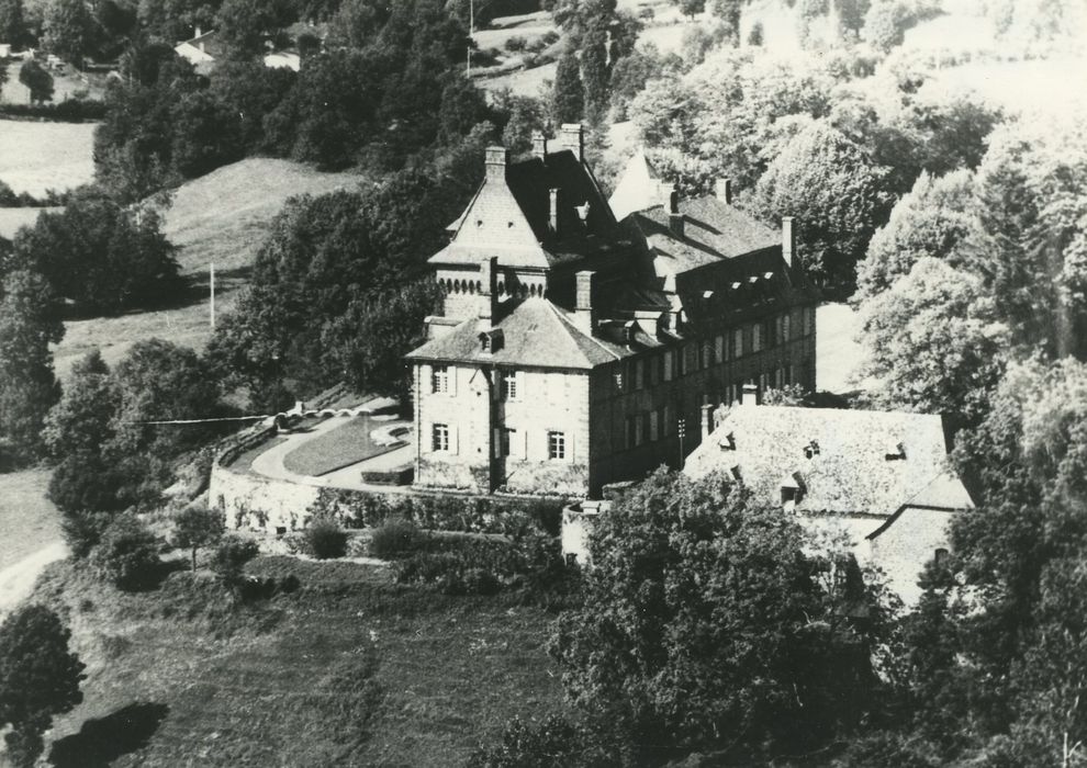 Château de Saint-Chamant : Vue générale du château dans son environnement depuis le nord-est, vue générale