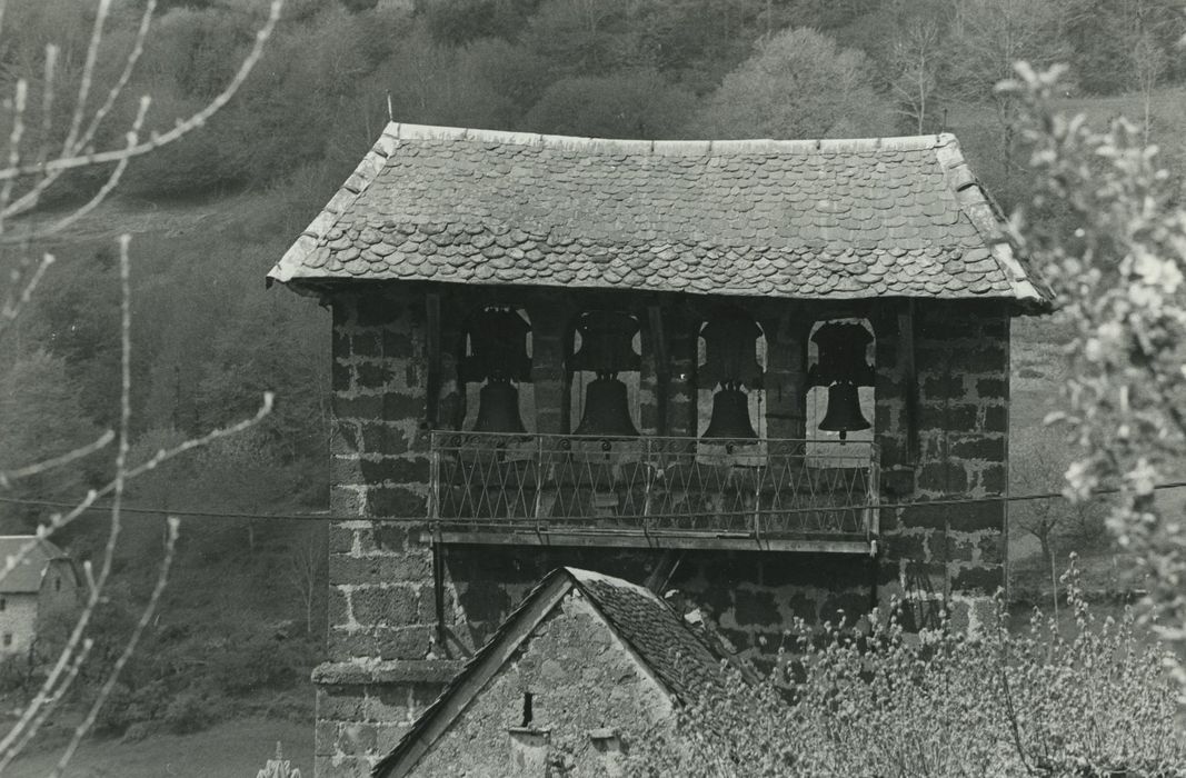 Eglise Saint-Cyr et Sainte-Julitte : Clocher, vue générale