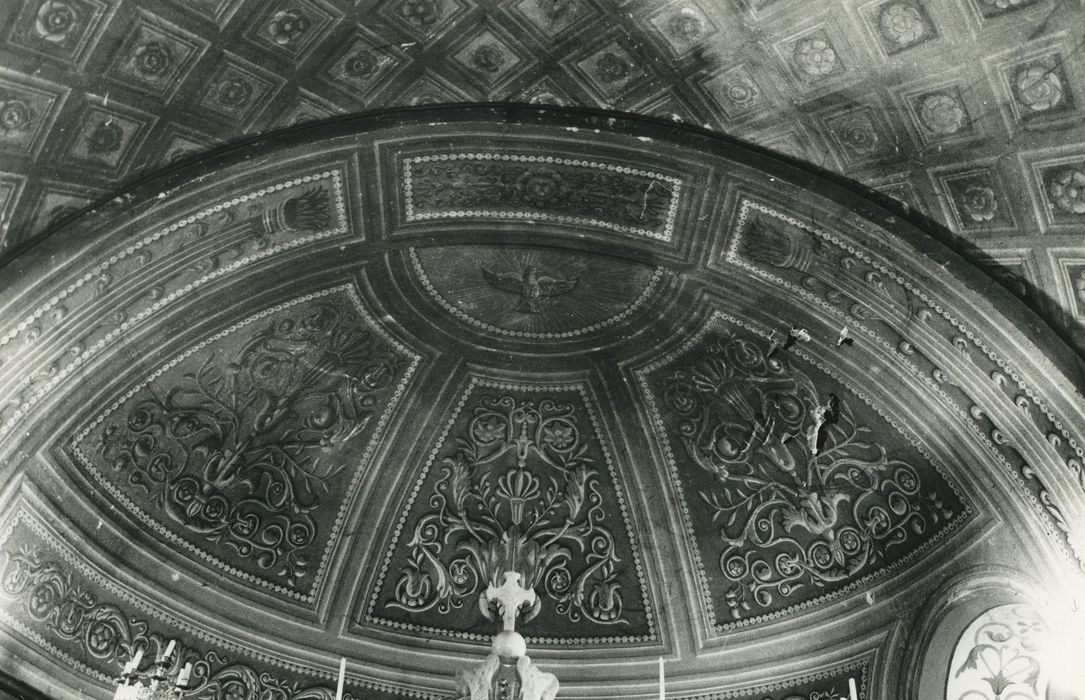 Eglise Saint-Cyr et Sainte-Julitte : Choeur, peinture monumentale de la voûte, vue partielle