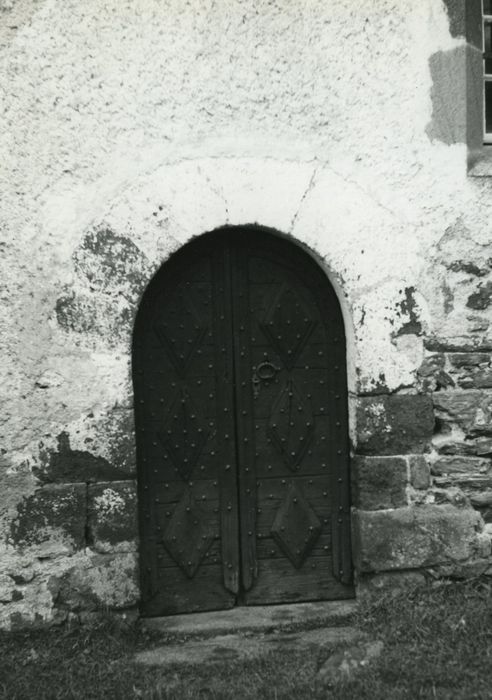 Eglise Saint-Cyr : Porte latérale sud , vue générale