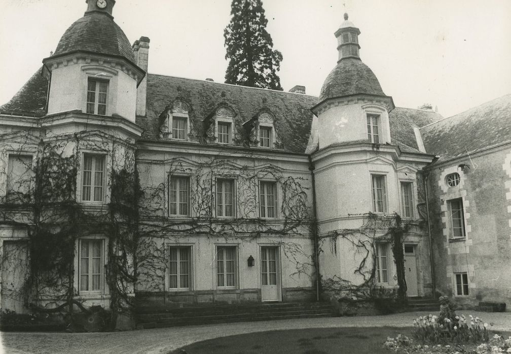 Château de Baschet (ou Bascher, ou Basché) : Façade nord-est, vue partielle