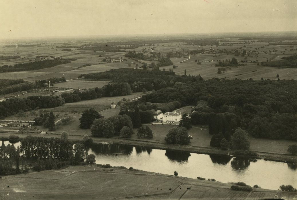 Château de Leugny : Vue générale du château dans son environnement