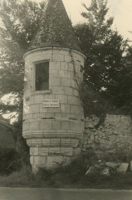 Château de Velors : Détail de la tourelle d’angle du mur d’enceinte