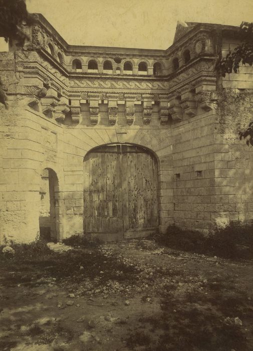 Ancien manoir de la Courtinière : Portail d’accès à la cour, vue générale 