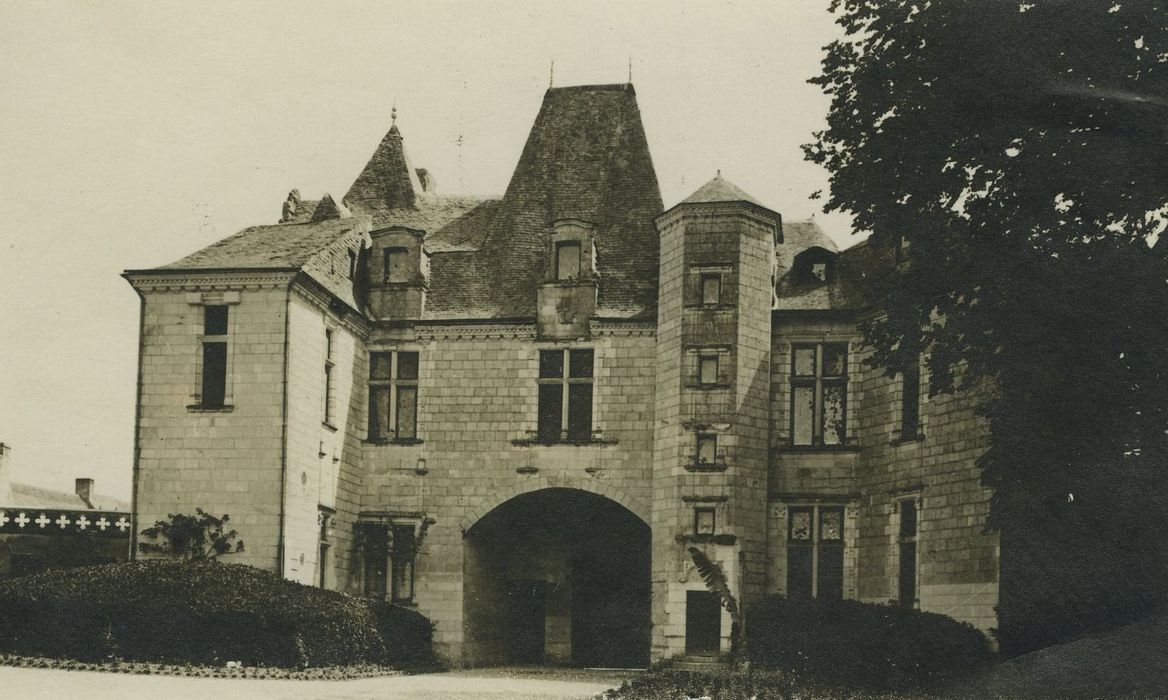 Château : Châtelet d’entrée, façade nord-est, vue générale