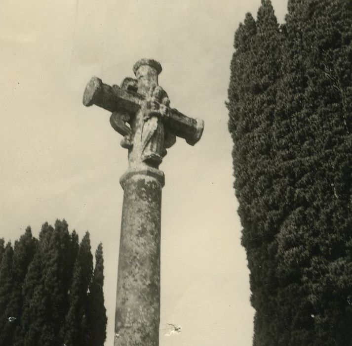 Croix de cimetière, vue partielle