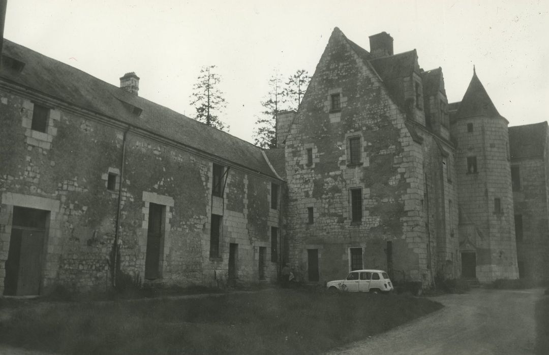 Ancien château des Archevêques de Tours : Vue générale du château et de l’aile des communs