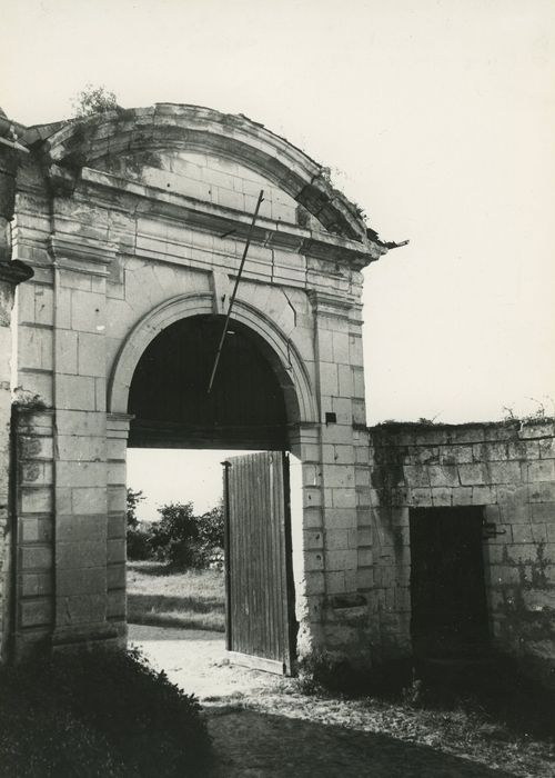 Ancien château des Archevêques de Tours : Grand portail, vue générale