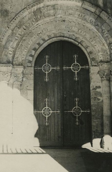 Eglise Saint-Avant : Portail occidental, vue générale