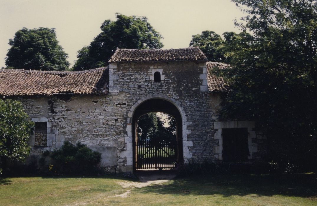 Château de la Pataudière : Corps de ferme, aile est, vue partielle