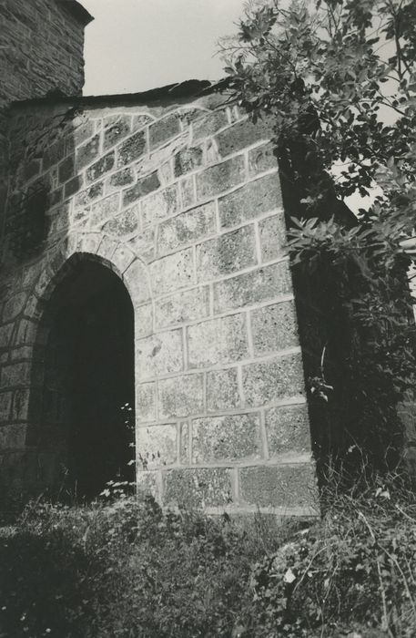 Eglise Saint-Roch de Roche-Charles : Porche nord, vue générale