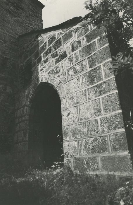 Eglise Saint-Roch de Roche-Charles : Porche nord, vue générale