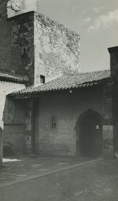 Eglise d'Opme : Portail nord, vue générale