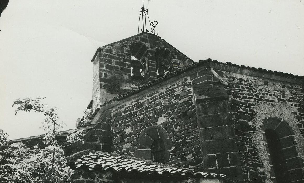 Eglise d'Opme : Clocher, vue générale