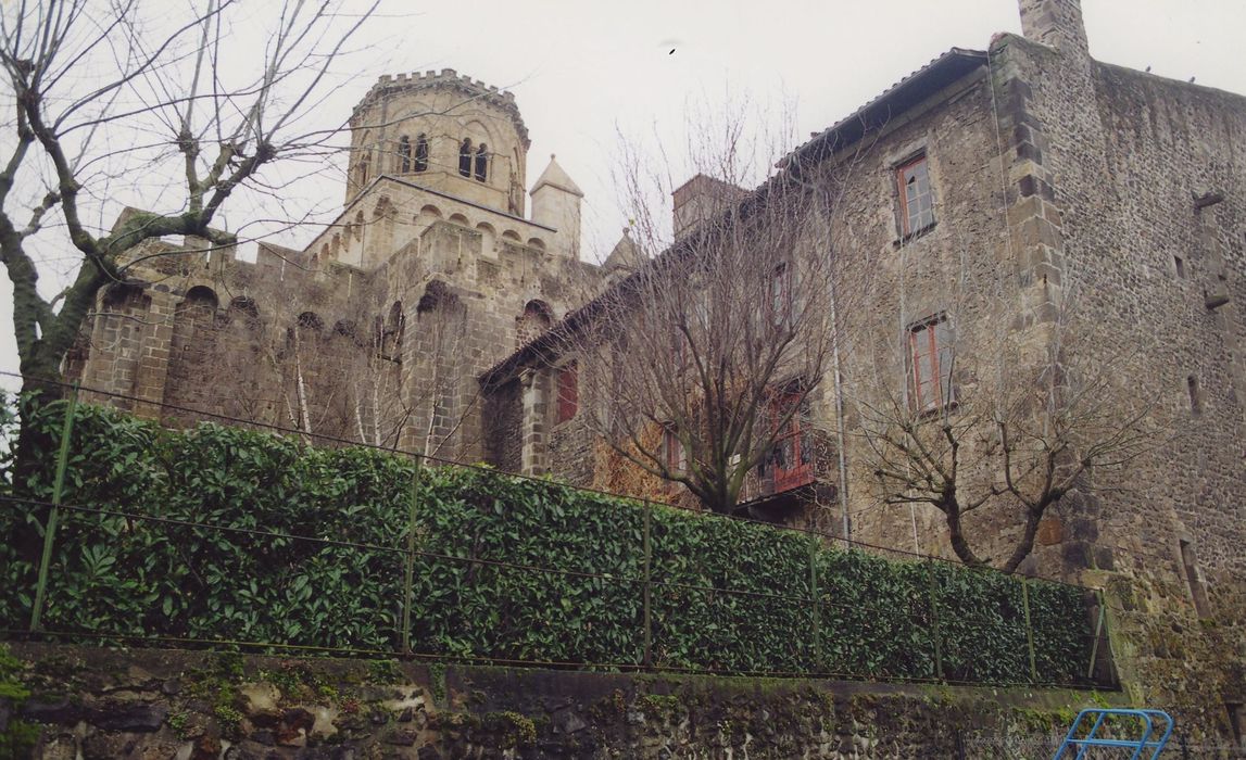 Eglise Saint-Léger et ancien prieuré : Ensemble nord-est, vue partielle