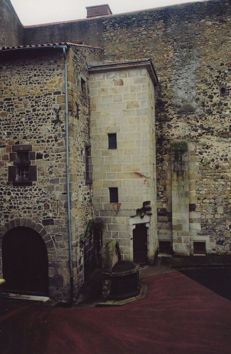 Prieuré : Cour intérieure, angle sud-est, vue générale