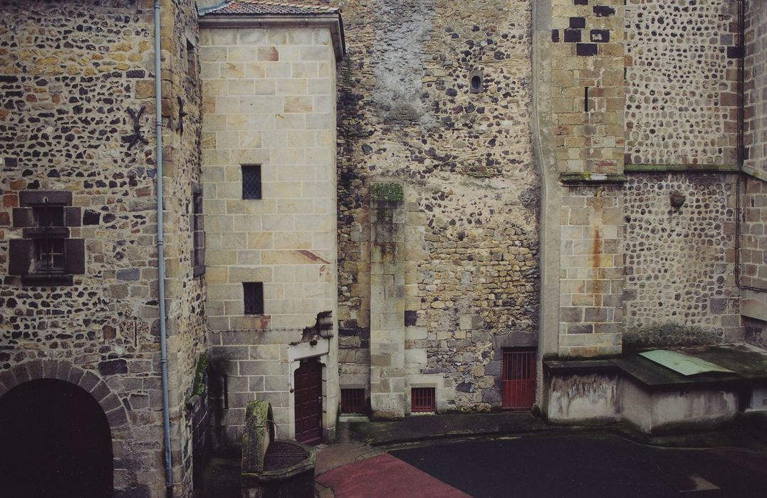 Prieuré : Cour intérieure, angle sud-est, vue partielle